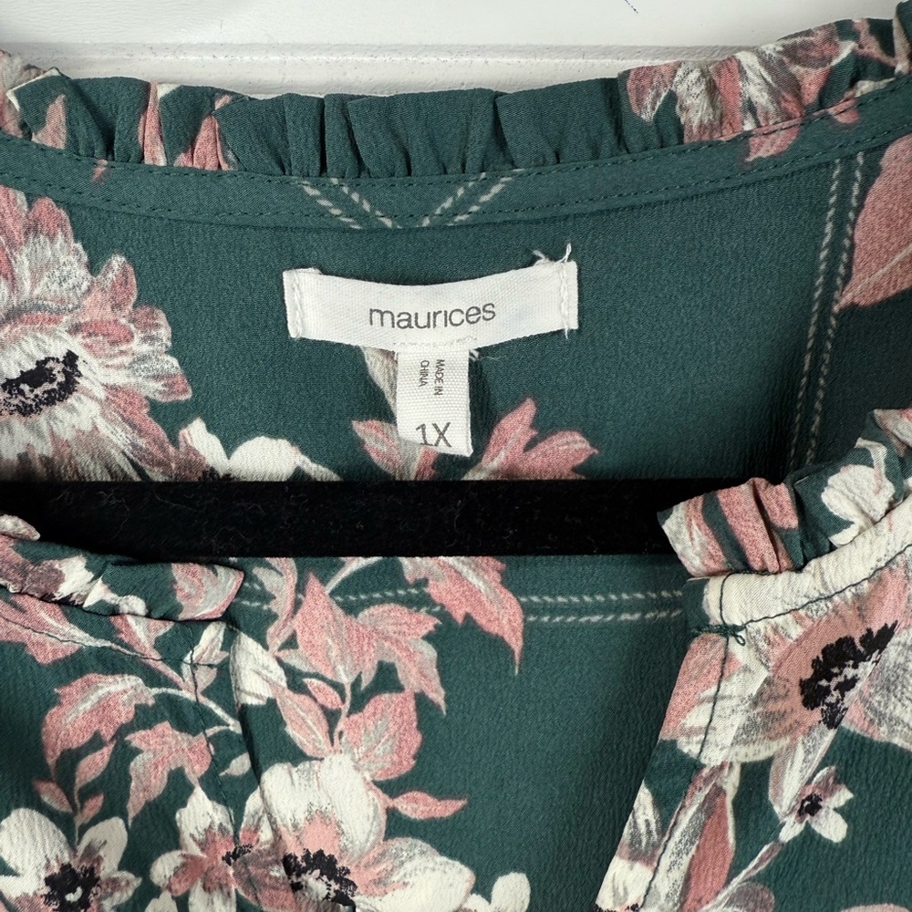 Maurices women’s Green & Pink Floral v-neck flutter sleeve blouse. Size 1X. - Picture 3 of 6